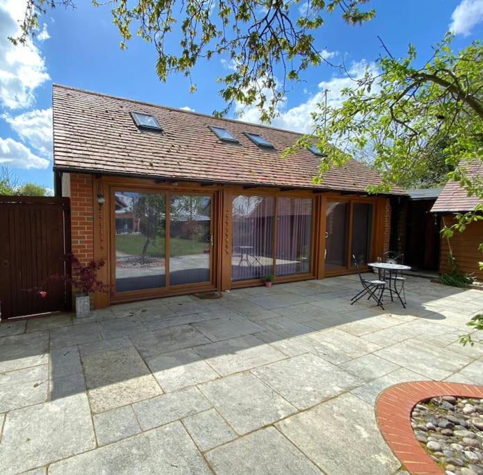 The Retreat, A Relaxing Getaway For Couples Appartement Hambrook Buitenkant foto